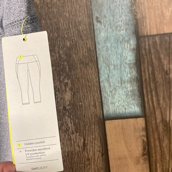 All in motion small gray mid rise Capri leggings - Picture 6 of 13